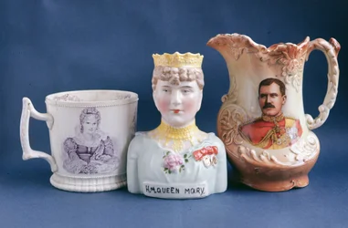 Ware comemorativa incluindo um vaso feito em memória de Queen Mary (1867-1953) (centro) meados do século XX (cerâmica)